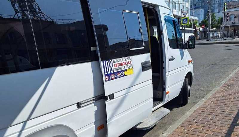 От автовокзала Новороссийска в урочище Широкая Балка каждые полчаса ходит маршрутка №108