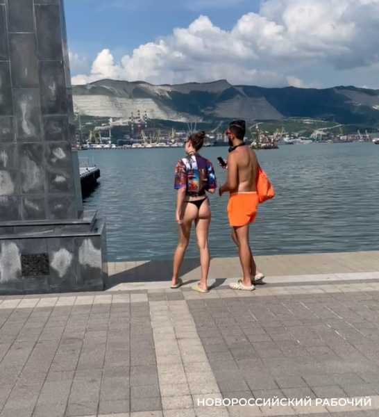 Первые отдыхающие в стрингах и с голым торсом замечены на набережной Новороссийска