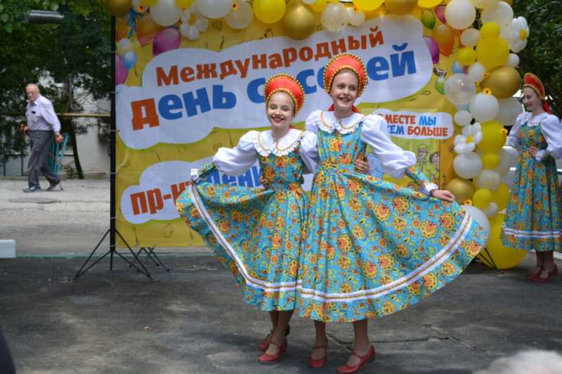 Самый длинный дом Новороссийска от души отметил День соседа