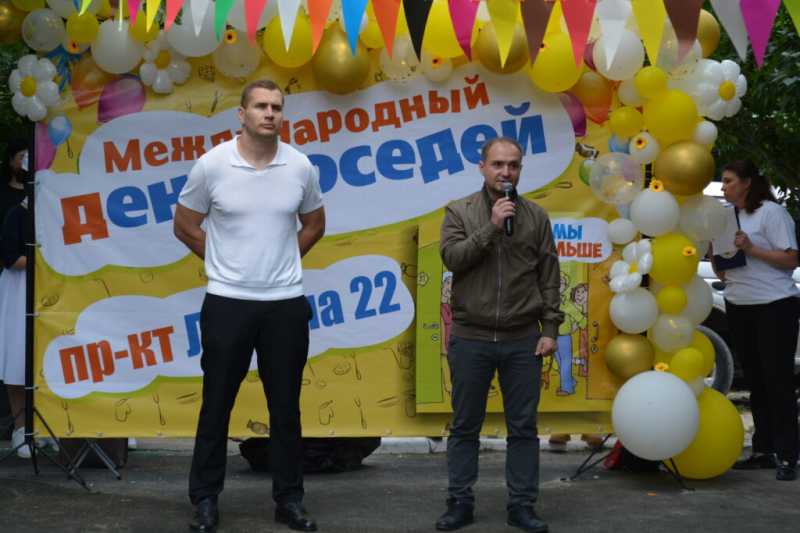 Самый длинный дом Новороссийска от души отметил День соседа