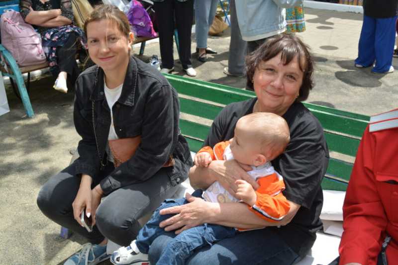 Самый длинный дом Новороссийска от души отметил День соседа