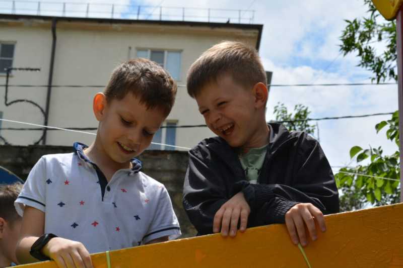 Самый длинный дом Новороссийска от души отметил День соседа