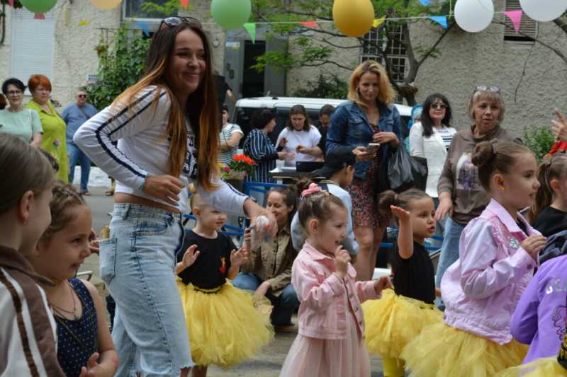 Самый длинный дом Новороссийска от души отметил День соседа