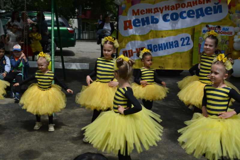 Самый длинный дом Новороссийска от души отметил День соседа