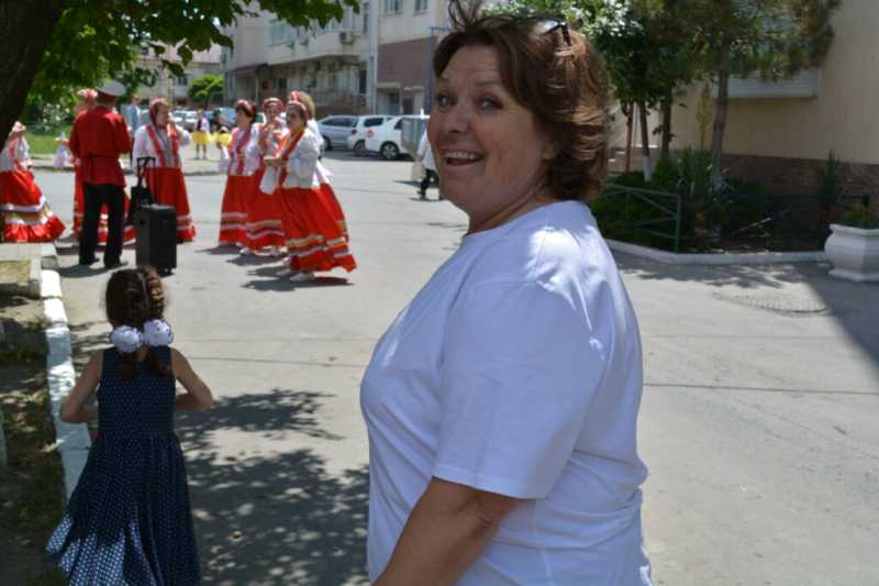 Самый длинный дом Новороссийска от души отметил День соседа