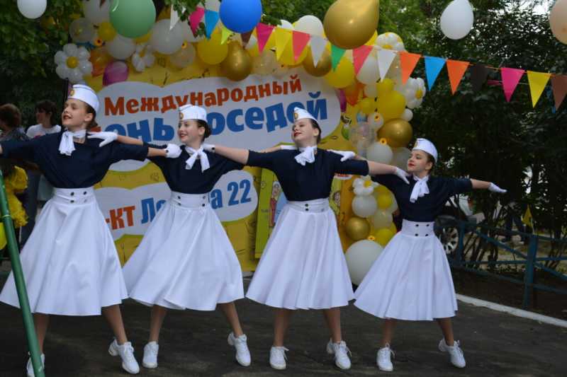 Самый длинный дом Новороссийска от души отметил День соседа