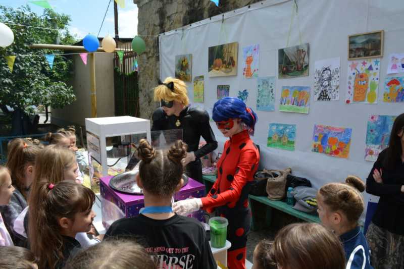 Самый длинный дом Новороссийска от души отметил День соседа