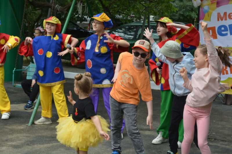 Самый длинный дом Новороссийска от души отметил День соседа