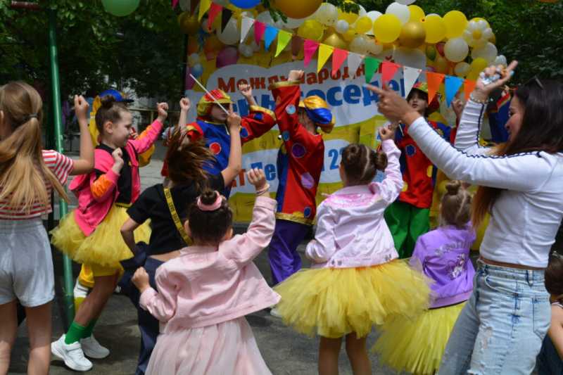 Самый длинный дом Новороссийска от души отметил День соседа