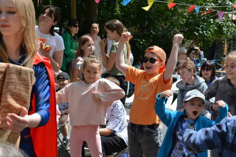 Самый длинный дом Новороссийска от души отметил День соседа