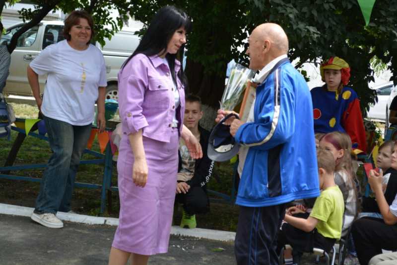 Самый длинный дом Новороссийска от души отметил День соседа