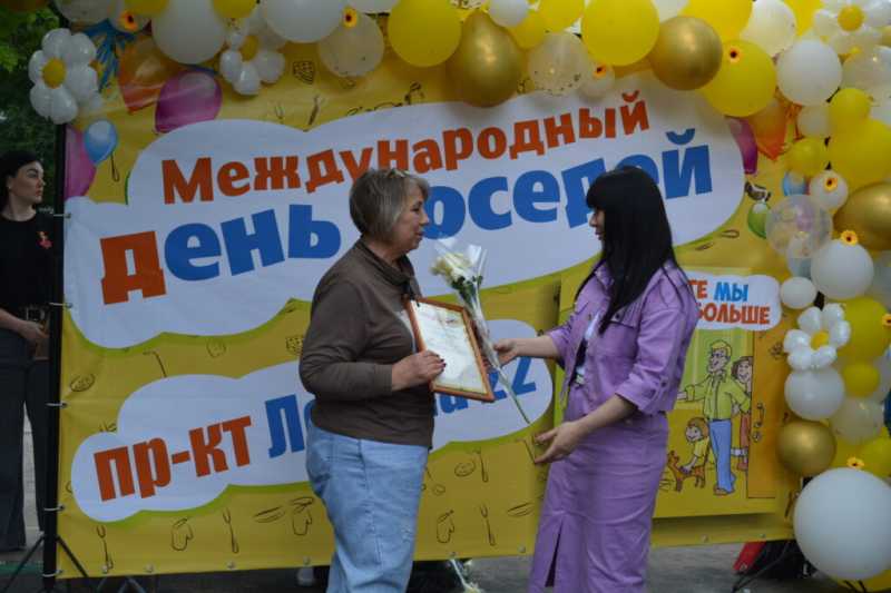 Самый длинный дом Новороссийска от души отметил День соседа