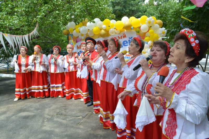 Самый длинный дом Новороссийска от души отметил День соседа