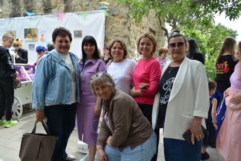 Самый длинный дом Новороссийска от души отметил День соседа