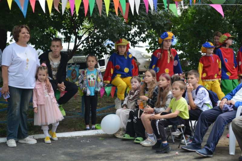 Самый длинный дом Новороссийска от души отметил День соседа