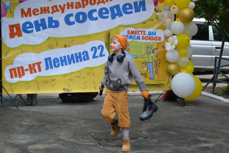 Самый длинный дом Новороссийска от души отметил День соседа