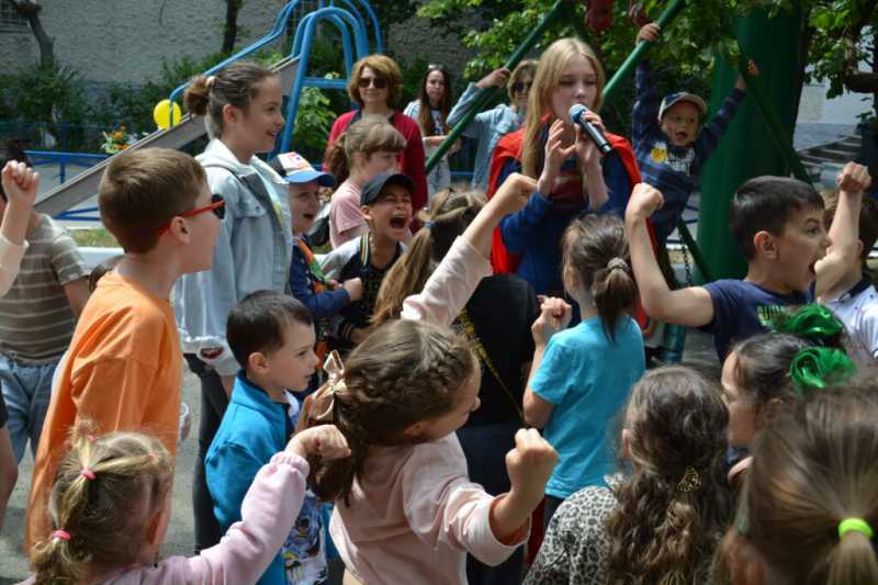 Самый длинный дом Новороссийска от души отметил День соседа