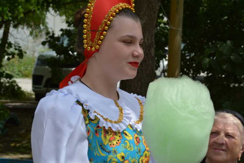 Самый длинный дом Новороссийска от души отметил День соседа