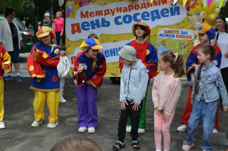 Самый длинный дом Новороссийска от души отметил День соседа