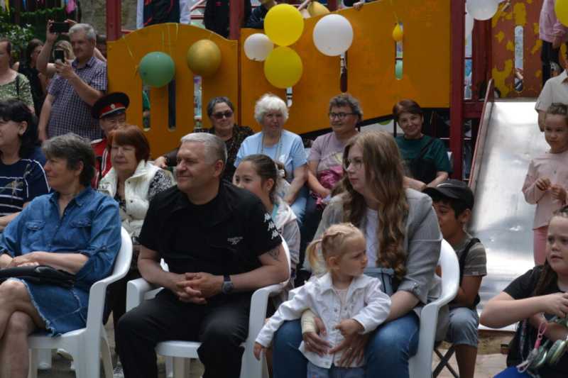 Самый длинный дом Новороссийска от души отметил День соседа