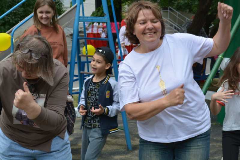 Самый длинный дом Новороссийска от души отметил День соседа