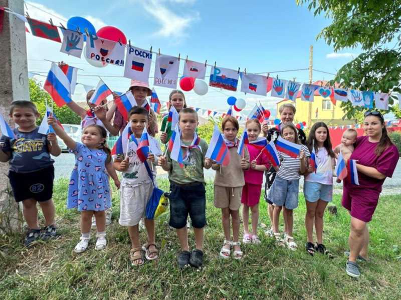 Сувениры, песни о Родине, каша и брызги-визги. Новороссийск отмечает День России