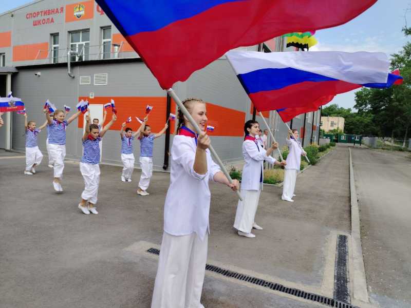 Сувениры, песни о Родине, каша и брызги-визги. Новороссийск отмечает День России