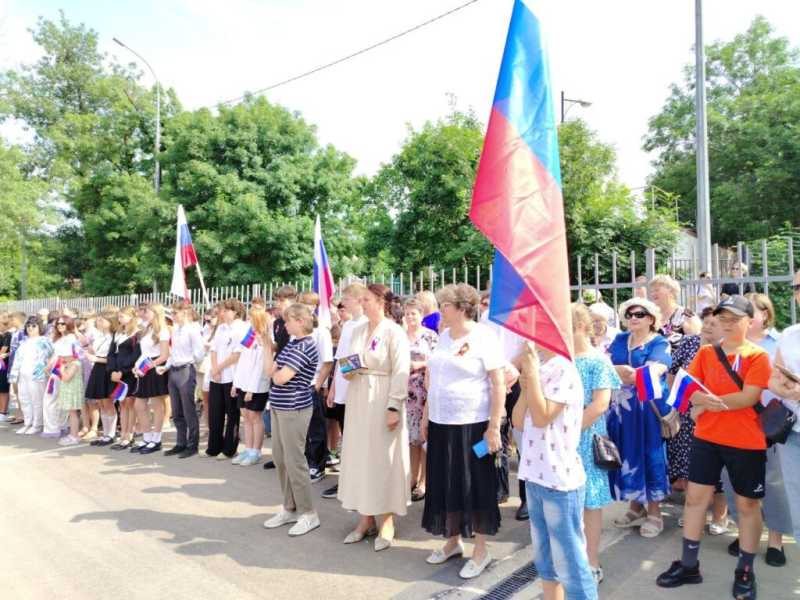 Сувениры, песни о Родине, каша и брызги-визги. Новороссийск отмечает День России