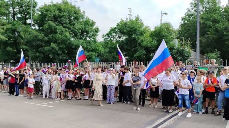 Сувениры, песни о Родине, каша и брызги-визги. Новороссийск отмечает День России