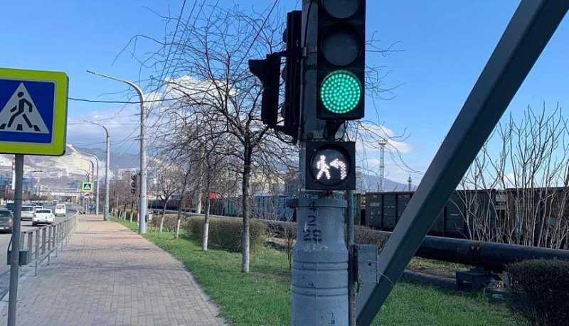 В городе-герое Новороссийске устанавливают новые светофоры
