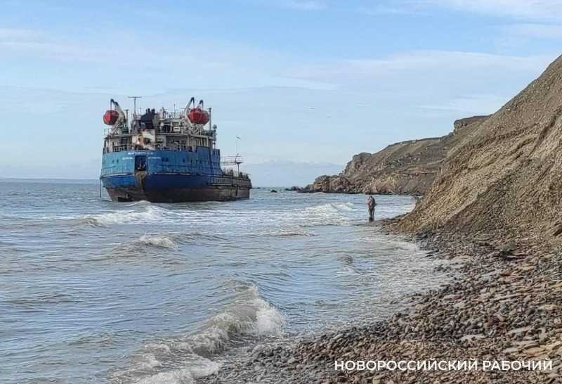 В Новороссийске делают &laquo;укрытия&raquo; для затонувших под Анапой танкеров