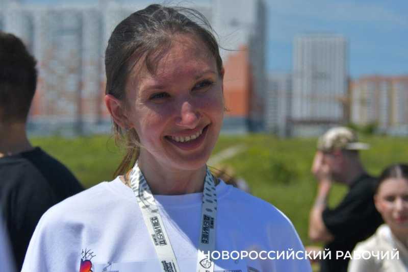 В Новороссийске героиней забега стала собачка на трех лапках
