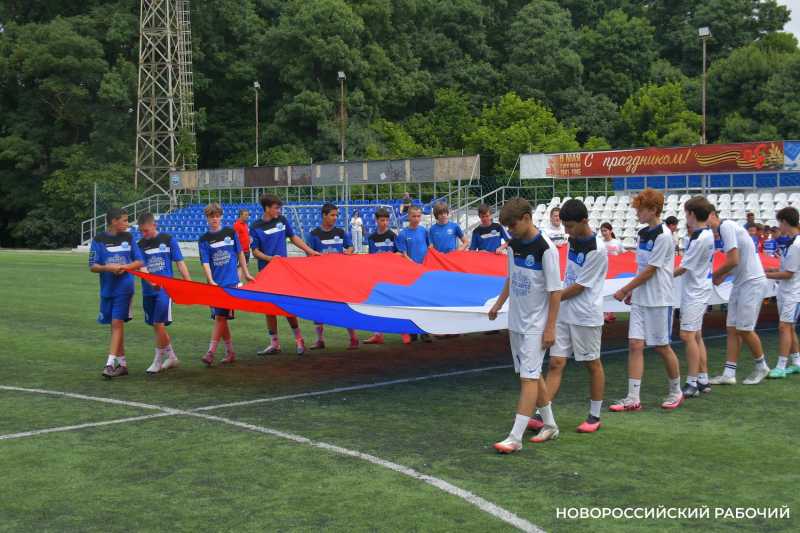 В Новороссийске юные спортсмены развернули на стадионе огромный триколор