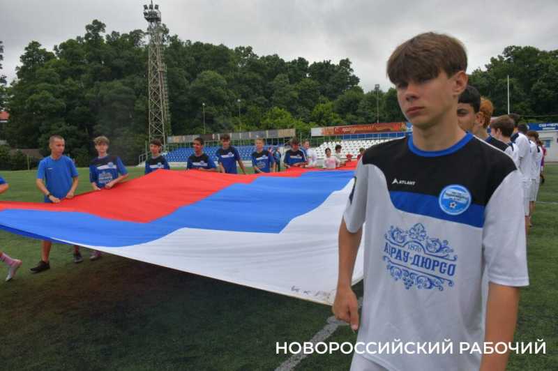 В Новороссийске юные спортсмены развернули на стадионе огромный триколор