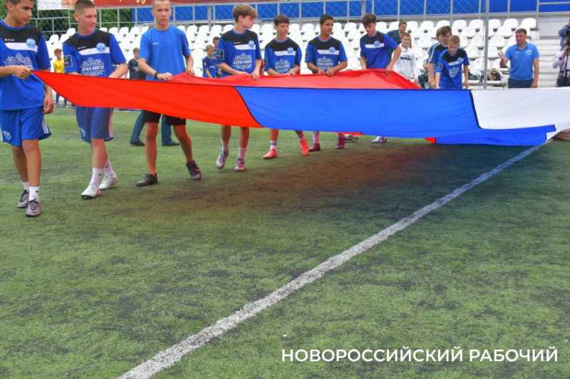 В Новороссийске юные спортсмены развернули на стадионе огромный триколор