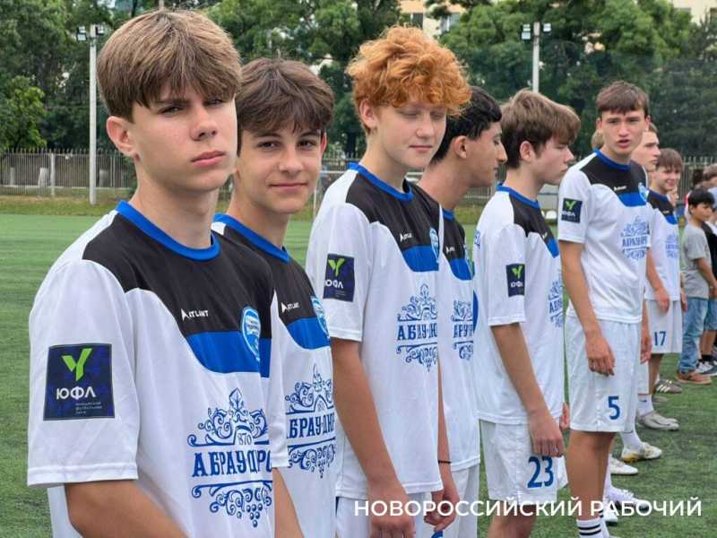В Новороссийске юные спортсмены развернули на стадионе огромный триколор