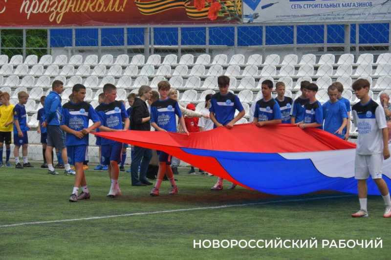 В Новороссийске юные спортсмены развернули на стадионе огромный триколор