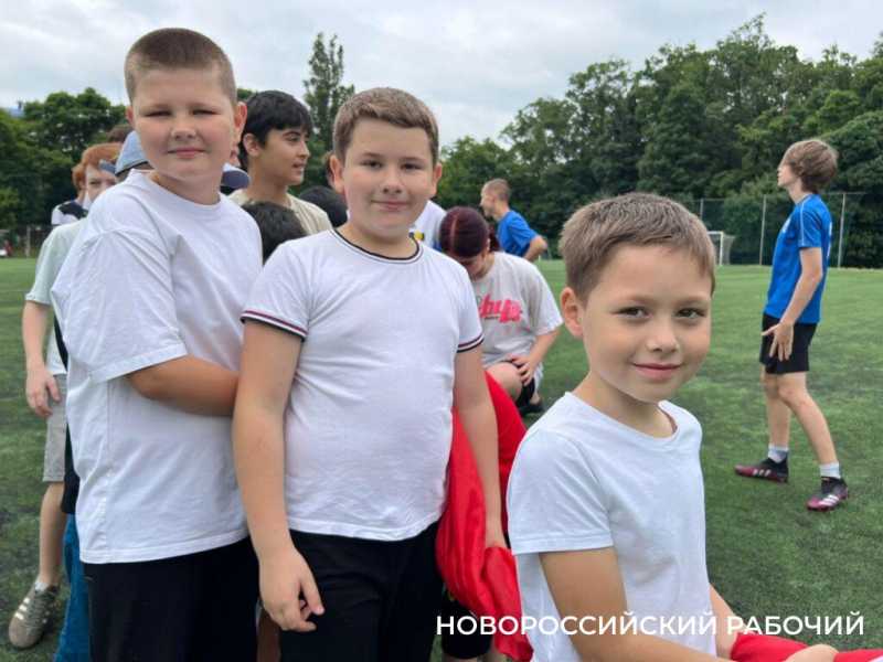 В Новороссийске юные спортсмены развернули на стадионе огромный триколор