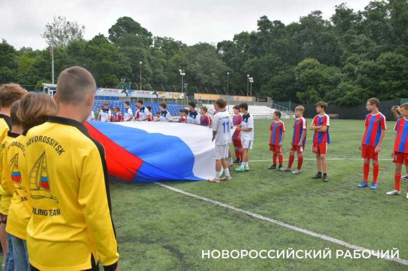 В Новороссийске юные спортсмены развернули на стадионе огромный триколор