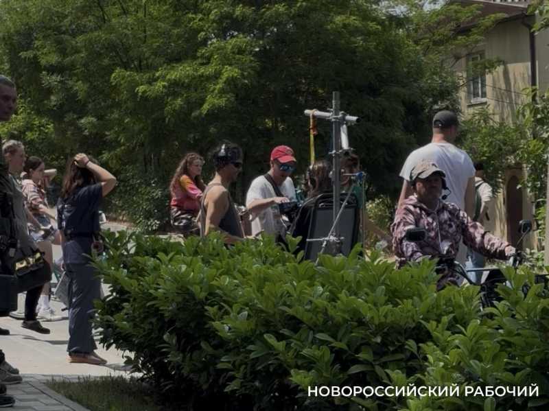 В Новороссийске киношники из Москвы превратили улицу в центре в сплошную пробку