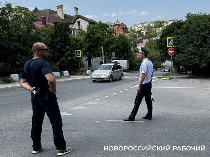 В Новороссийске киношники из Москвы превратили улицу в центре в сплошную пробку