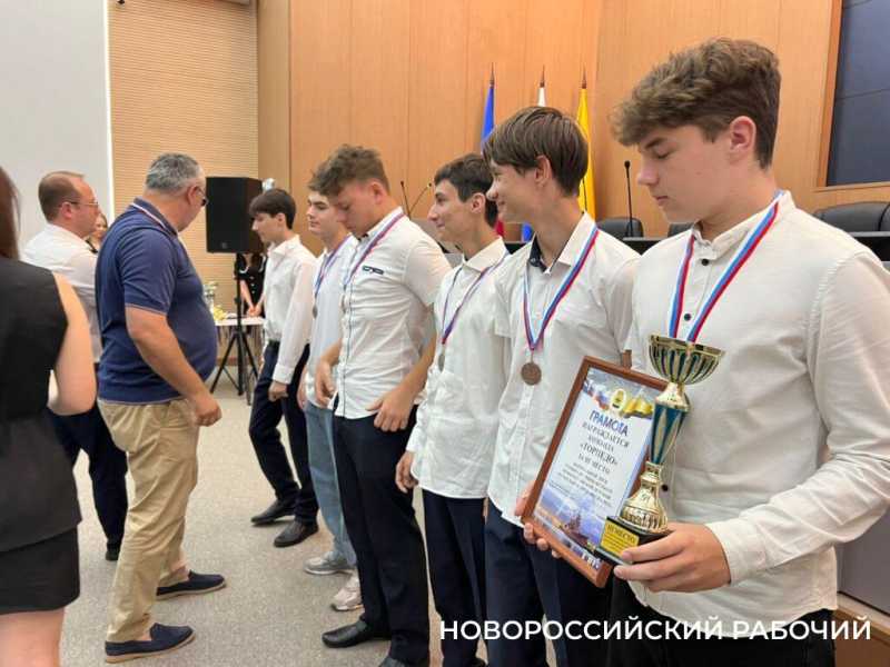 В Новороссийске наградили лучших юных футболистов — любителей