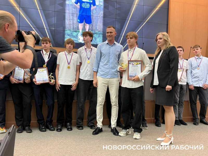 В Новороссийске наградили лучших юных футболистов — любителей
