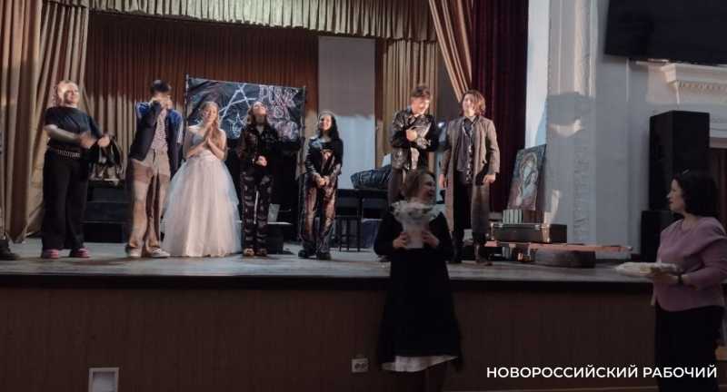 В Новороссийске студенты «кричат» со сцены о потребности в любви