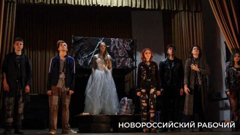 В Новороссийске студенты «кричат» со сцены о потребности в любви