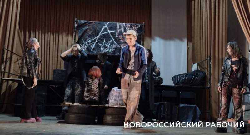 В Новороссийске студенты «кричат» со сцены о потребности в любви