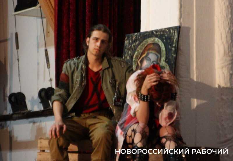 В Новороссийске студенты «кричат» со сцены о потребности в любви