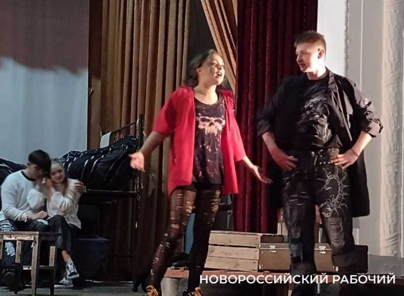 В Новороссийске студенты «кричат» со сцены о потребности в любви
