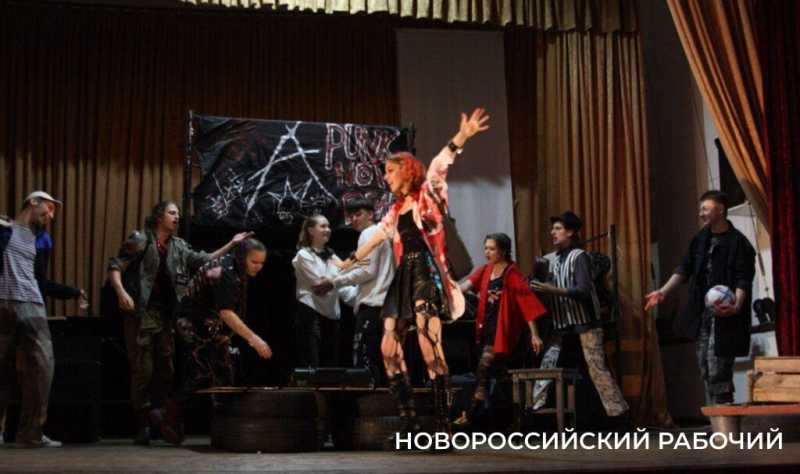В Новороссийске студенты «кричат» со сцены о потребности в любви