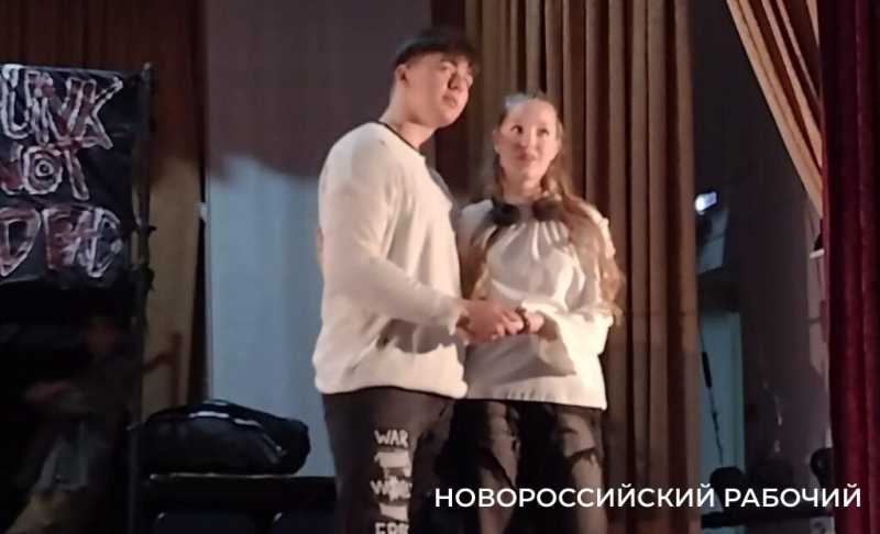 В Новороссийске студенты «кричат» со сцены о потребности в любви